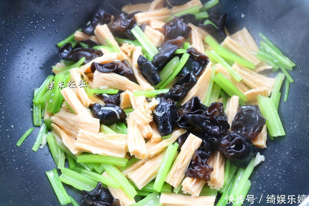 年后都爱吃素菜?这三种素菜一起炒,美味营养,上桌就光盘