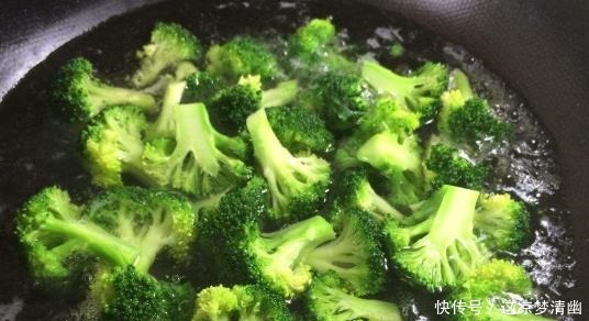 有四种蔬菜在做之前“一定要焯水”,西兰花上榜,但是它老被忽略!
