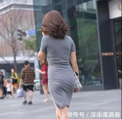 连衣裙|深灰色v领连衣裙搭配白色黑条纹布包,款式新颖,设计独特