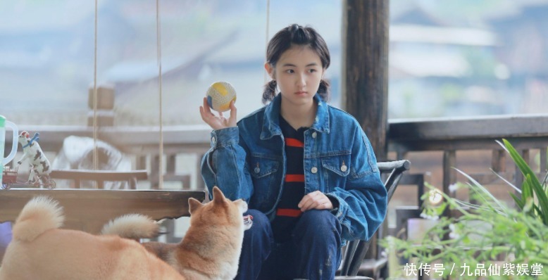 张艺兴 《向往的生活5》首张大合影出炉,张艺兴站位靠后,c位给了妹妹