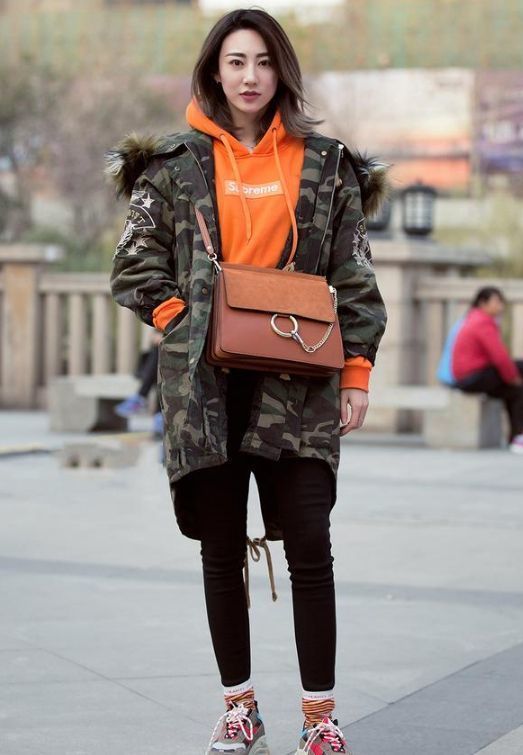 街拍:美女黑色上衣搭配白色长裙,肤白貌美,让人羡慕