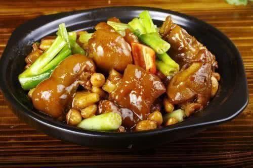 美食推荐：麻辣鸡丝，花生炖猪蹄，糖醋排骨，酸菜鱼的做法