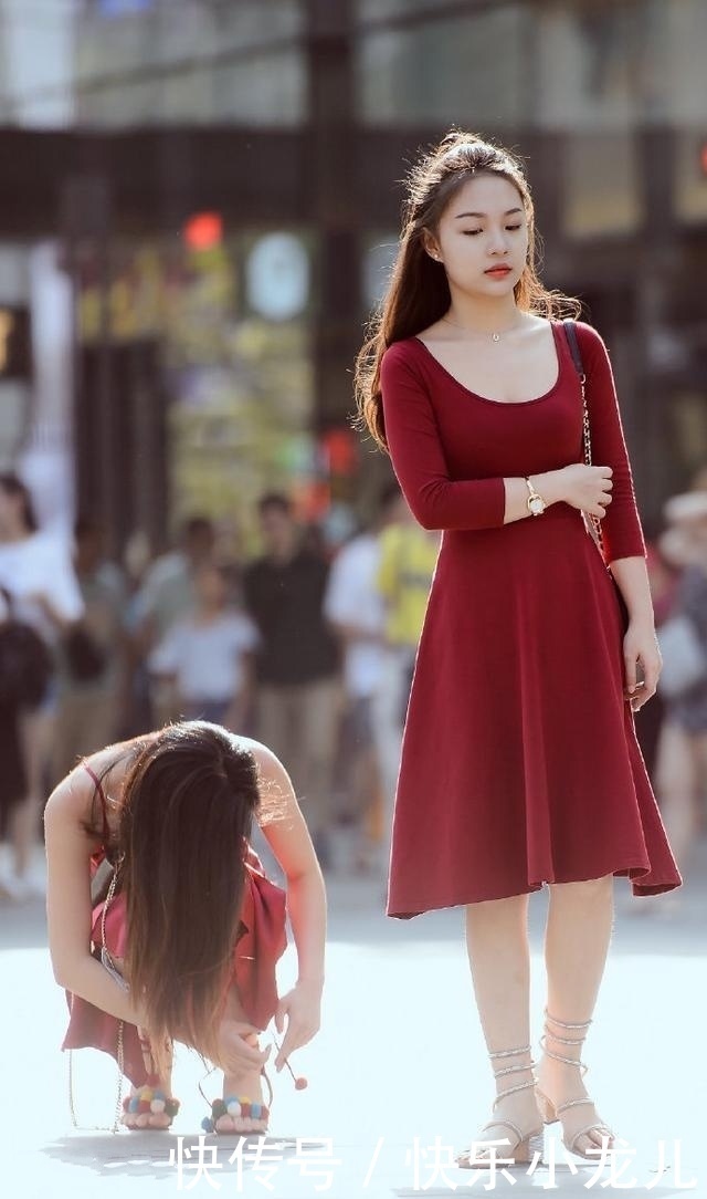 时尚穿搭，小姐姐白皙的皮肤，在黑色衬衫的衬托下，十分优雅大方