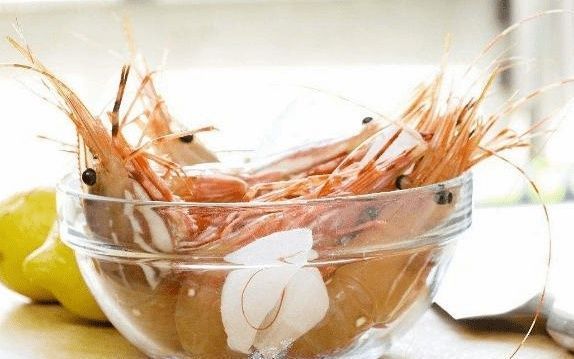 挑虾线别只会用牙签,学渔民这样做,1秒一个,简单易学又实用