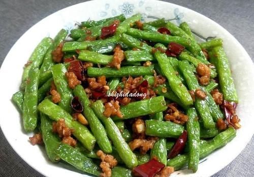 怎么做都好吃的家常菜，简单一焖一炒，鲜香入味，家人赞：太下饭了