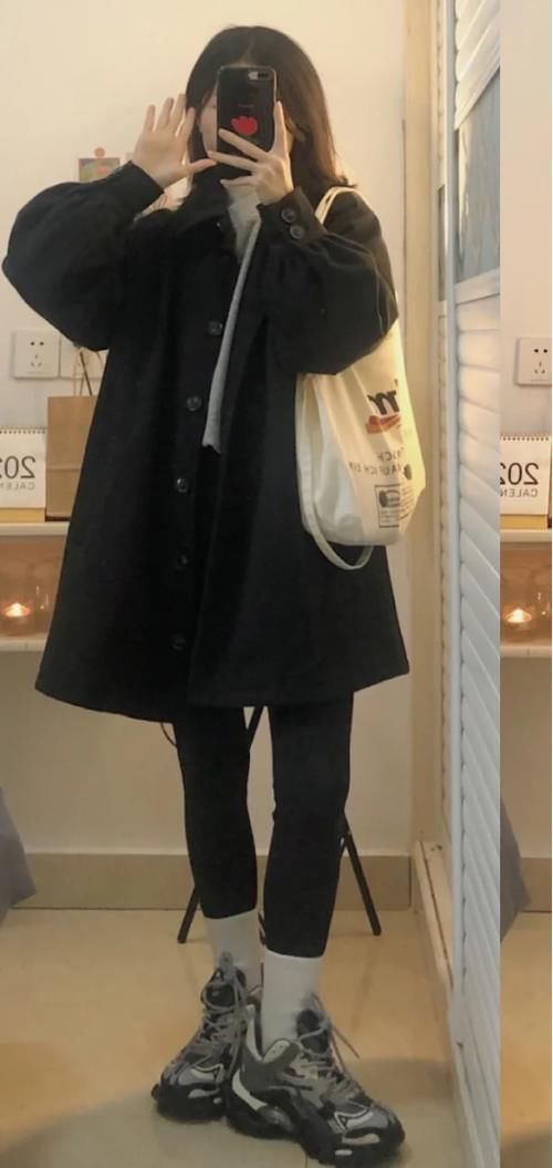 鲨鱼裤＋老爹鞋，今年秋冬超火的穿法，明星都很上头