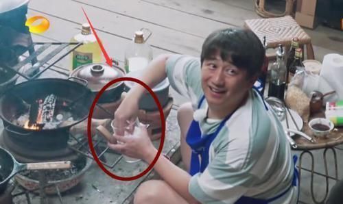 黃磊做面,看清用啥攪拌的,連張子楓都懵了,再有食欲也不敢吃了