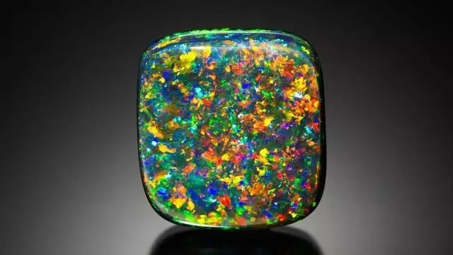 手串有包浆的美，珠宝有猫眼的光