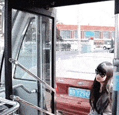 |搞笑GIF: 大姐你听解释 我真的不是故意撞上去的