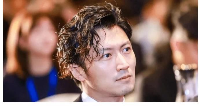 謝霆鋒用熨斗燙頭，手勢(shì)熟練不怕失誤，身高猛增效果驚人過(guò)于硬核