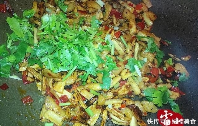 腌了一瓶萝卜,家人一顿就吃光了,太好吃,又腌了一瓶!