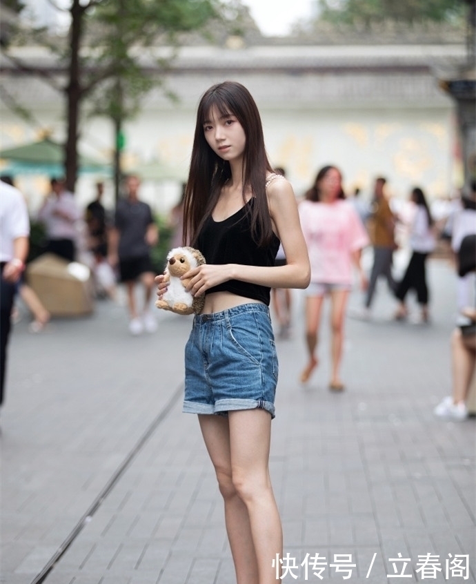 像是|路人街拍小姐姐穿毛边短裙出街,精致的面孔美得像是小仙女
