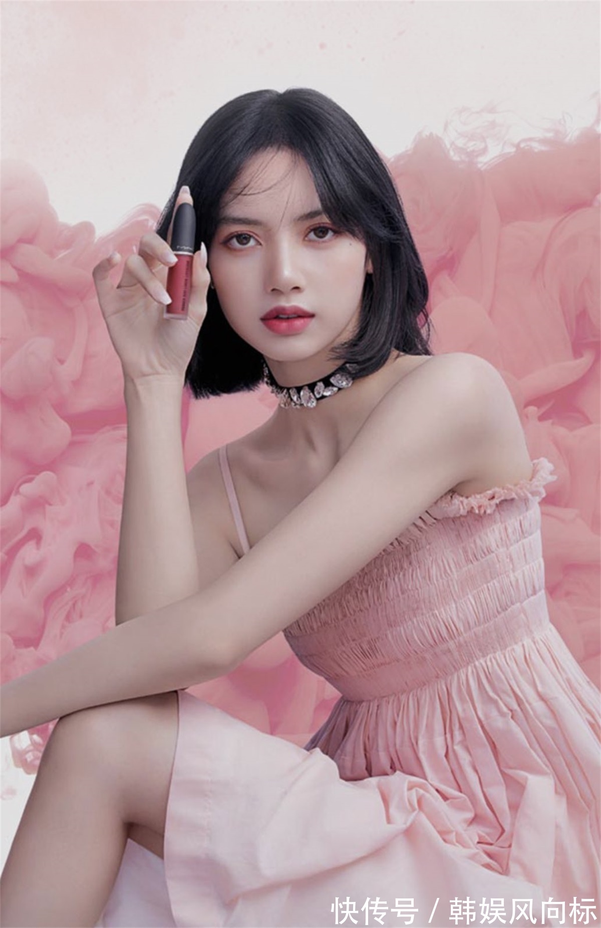 blBLACKPINK Lisa穿着一身宝格丽服装,需要花费多少钱?