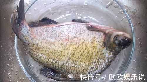 二荆条|煎鱼时，不要撒盐和用姜抹锅底，大厨教你一招，煎鱼不粘锅不破皮