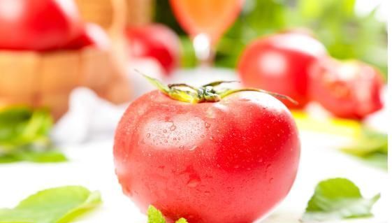 才知道，西红柿身上有个“小机关”，打不打激素，一眼就可以看出