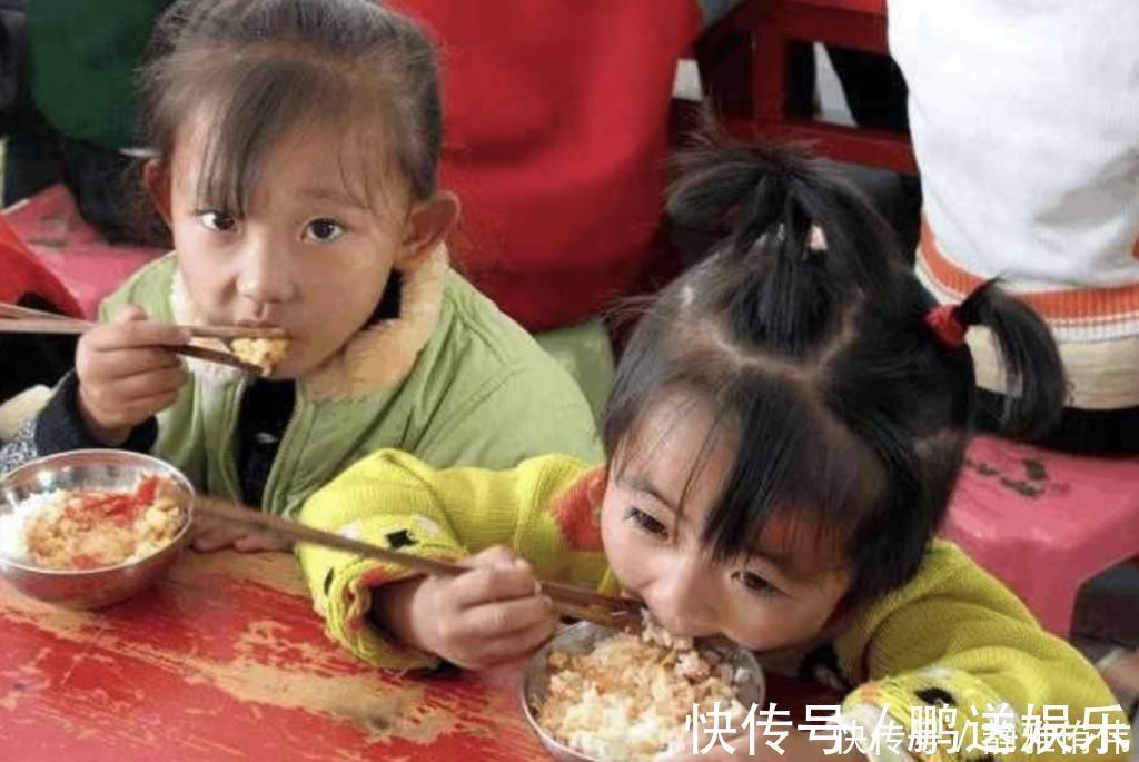 孩子|孩子在幼儿园饭量增大,看到老师拍的午餐照后,妈妈备受打击
