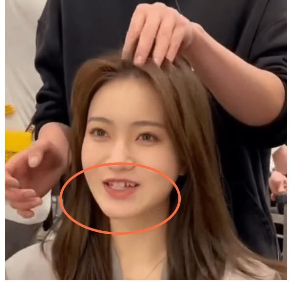 马董|《心动4》洪成成去剪发,意外暴露真实牙形,难怪被马子佳拒绝