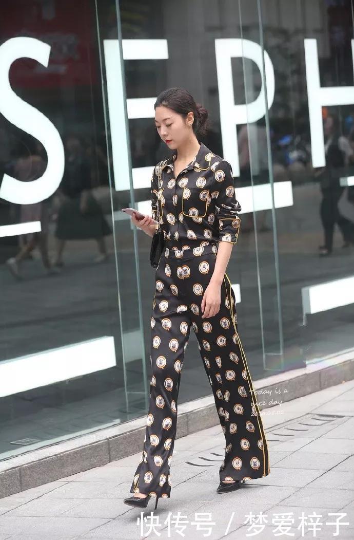 小姐姐脚上搭配一双尖头高跟鞋,一种都市时尚女性的气息扑面而来