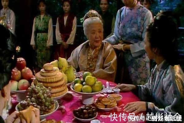 孙媳妇#晚辈坐着吃饭,婶娘舅母站着伺候,《红楼梦》家庭地位是怎样的?