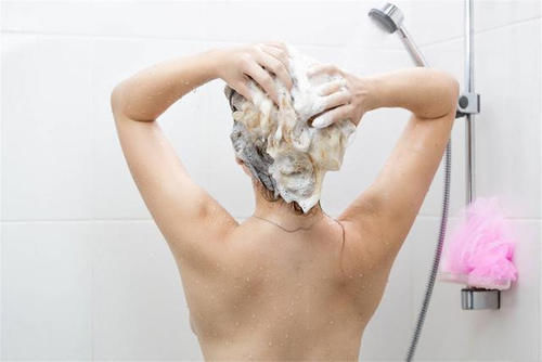 头发隔多久洗一次比较好?多数人可能不知道,看完或许明白