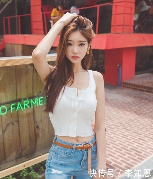 美女街拍:短款吊带衫搭破洞牛仔裤,彰显品味,个性十足