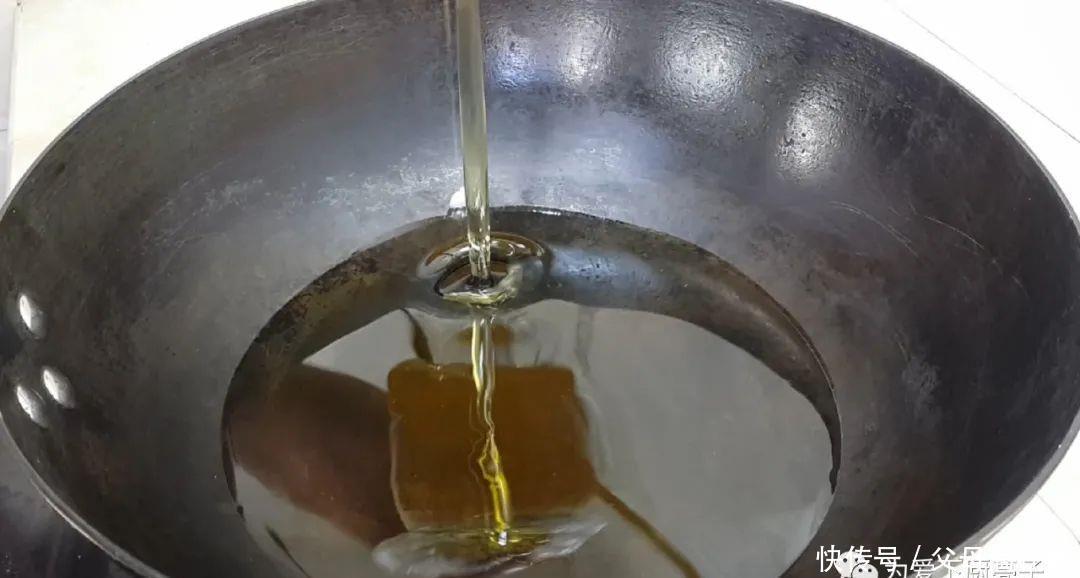 油炸小|面粉这么做才简单,锅里炸一下,既是油条又是面包,真的太香了