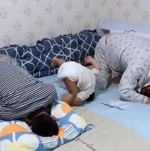 宝妈|宝妈罚跪父子三人,小儿子动作成亮点,网友:穿尿不湿的你伤不起