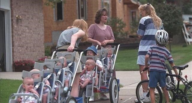 女儿|头胎双胞胎女儿,二胎四胞胎儿子,小两口带6个娃逛街太拉风