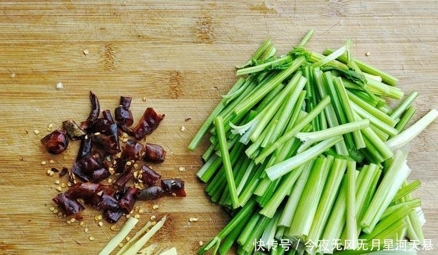 鸡丝炒芹菜，五分钟快手家常菜，鸡肉嫩滑不柴，芹菜脆口不塞牙