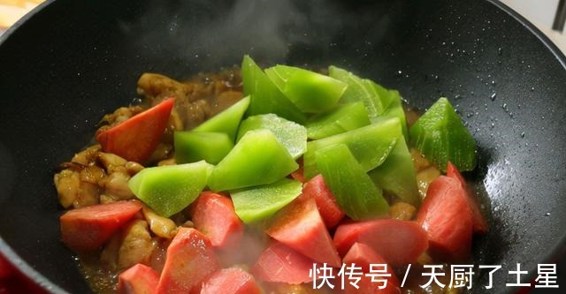 苹果|鸡腿营养丰富，搭配苹果一起炒，酸甜可口！