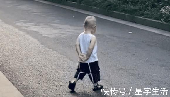 小手手|“老干部宝宝”出门溜达,背着手屁颠屁颠跟在后面,模仿到了精髓
