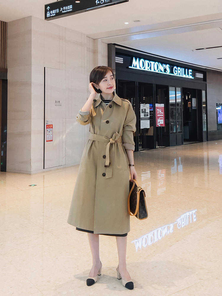 时髦 秋天,“风衣”怎么穿才洋气?配条纹衫和牛仔裤,高级时髦又优雅