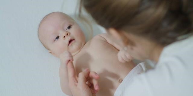 宝爸|月嫂犯困,出生2天新生儿摔出脑出血,负责人:孩子住医院舒服