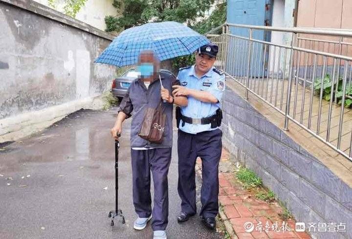 老人|老人雨中摔倒迷失街头，济南天桥民警热心相助