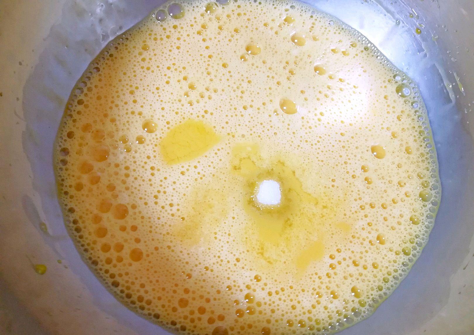 自己在家做蜂蜜凹蛋糕,入口香甜酥软,怎么吃都不腻