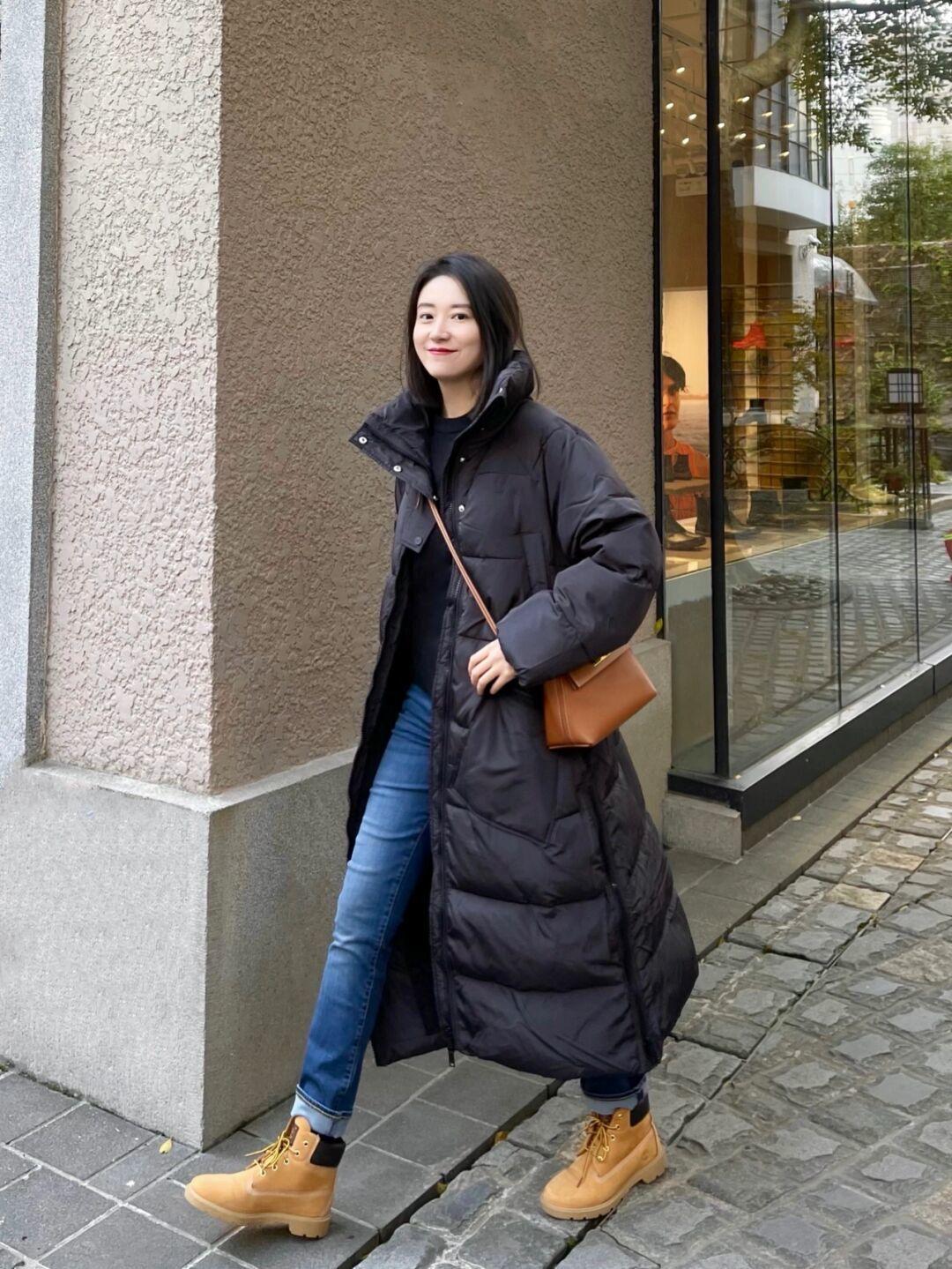 修身牛仔裤|寒冷的冬季怎么穿?羽绒服的搭配思路总结好了,穿出优雅时髦