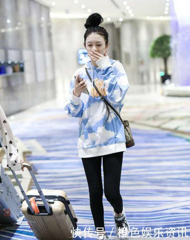 面膜|傅菁现身酒店,边走路边敷面膜,是精致女孩没错
