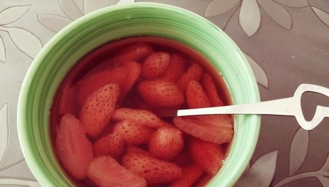 煮草莓罐头放白糖和冰糖有那么重要吗大厨我来教你,一锅不够
