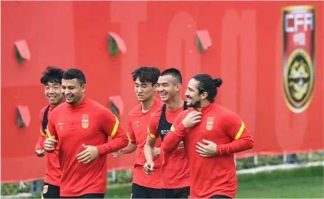 中国足球|凌晨0点!北京媒体曝出争议猛料:国足集训遭打击,球迷吐槽声一片