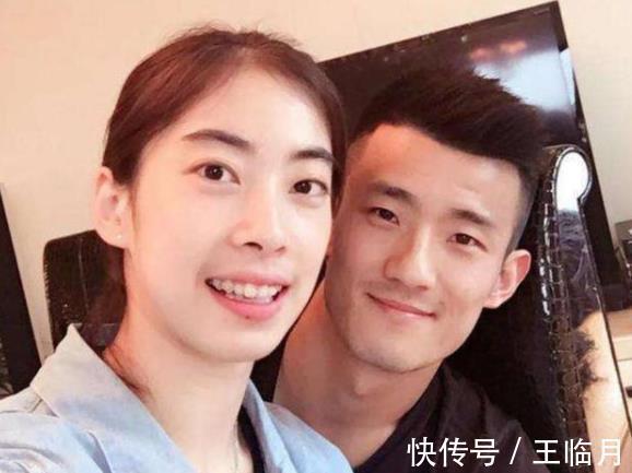 苏迪曼杯|谌龙社媒晒全家福!妻子独自撑伞在后面跟着,儿子长得太像妈妈了