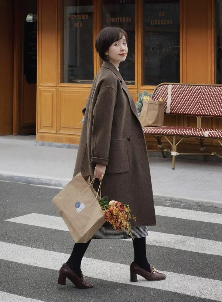 羊毛衫 这才是40+女人该有的打扮,用“大衣+半身裙”,展现出熟龄气质美