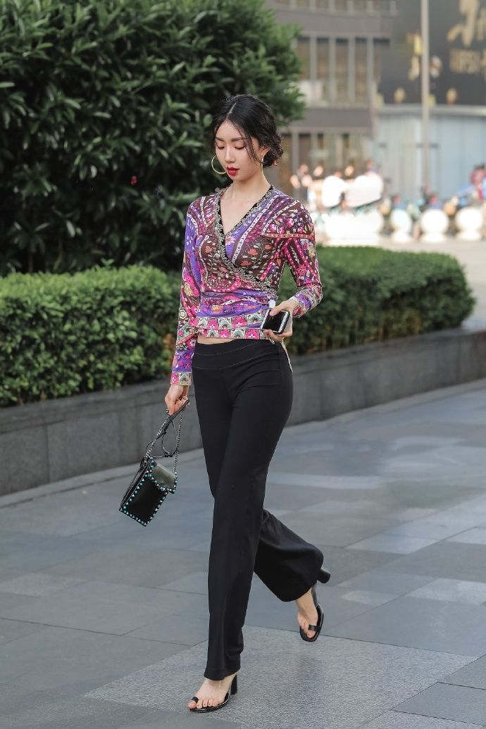 黑色|街拍:小姐姐身穿白色的吊带裙出行,青春又靓丽,阳光又时尚