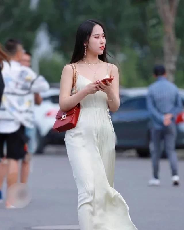 亮点|街拍;穿超薄吊带长裙,风来了,亮点也就来了
