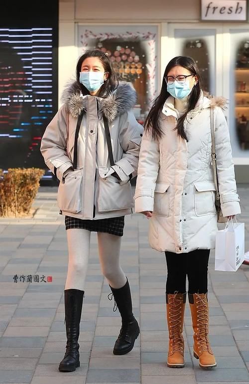 街拍:清新亮眼的白丝袜美女