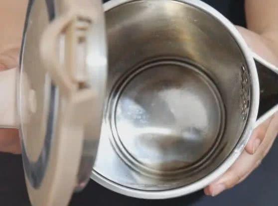 水壶里撒一把不值钱的东西,水垢哗哗往下掉,干净又省事