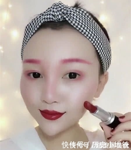 口红 小姐姐一支口红挑战10秒化妆,当看到成品后,网友:口红是神器