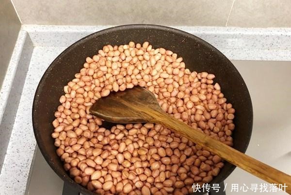 下酒菜|炒花生米时,直接下锅就废了,多加一步,花生更香脆,还不回潮