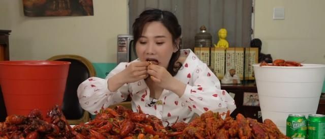 店老板|密子君挑战90斤“龙虾”,中途被店老板揭穿,网友:吃不起别装!