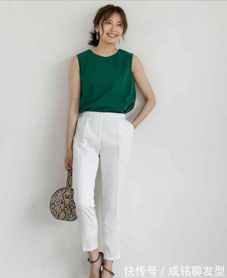 大地色|人手一件的“小背心”，这样搭配凉爽又时尚，轻松穿出成熟魅力