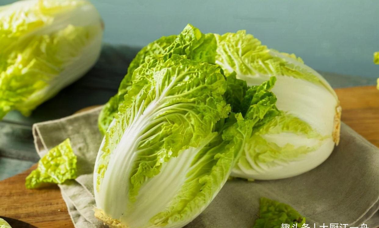 炒白菜时，最忌直接下锅炒！炒前记得多加这1步，白菜爽脆不出水